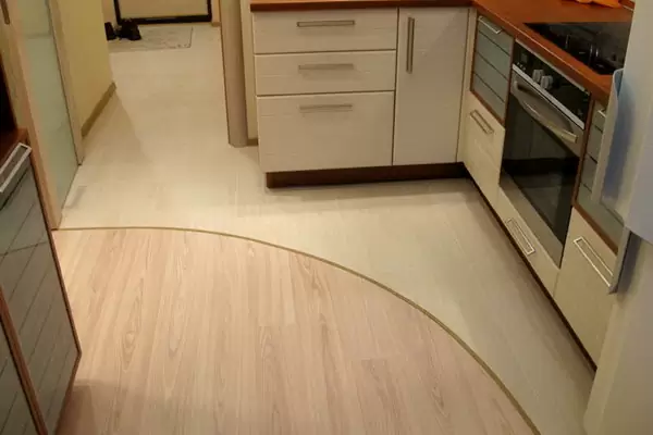 Кварцвиниловая плитка в интерьере кухни