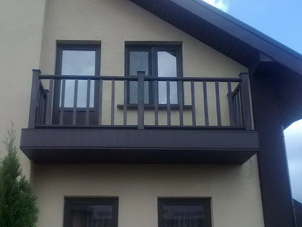 Ограждения из ДПК на балконе в доме